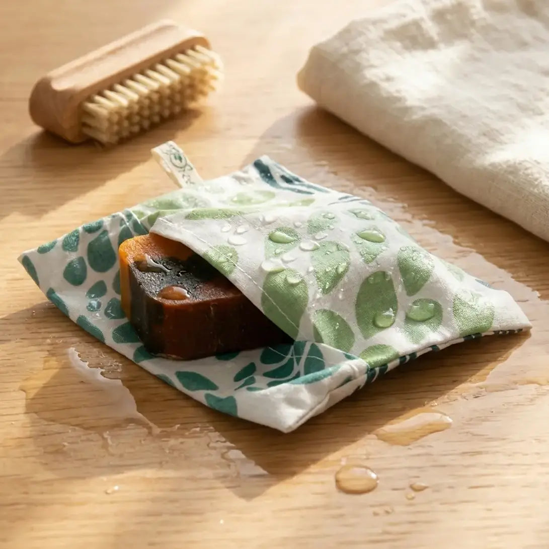 Pochette savon coton enduit Angie Be Green avec savon mouillé sur bois, design écologique