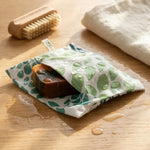 Pochette savon coton enduit Angie Be Green avec savon mouillé sur bois, design écologique