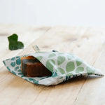 Pochette savon coton enduit Angie Be Green motif feuille verte, savon naturel visible, concept zéro déchet écologique