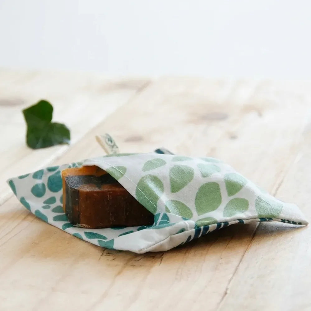 Pochette savon coton enduit Angie Be Green motif feuille verte, savon naturel visible, concept zéro déchet écologique