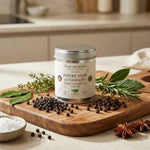 Poivre Noir de Kampot Bio 50g - boîte avec grains de poivre frais sur surface bois