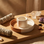 Porte-bâton Palo Santo et Sauge bicolore céramique artisanale avec cristaux sur autel de méditation
