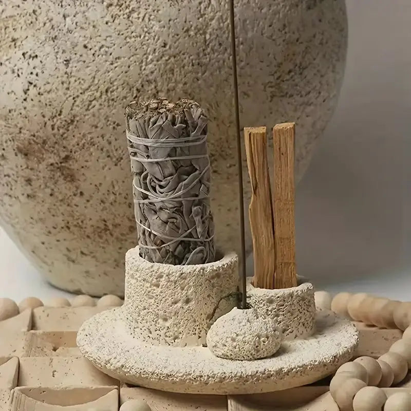 Un Porte-Encens 3-en-1 texturé avec une sauge, un palo santo et un baton d'encens