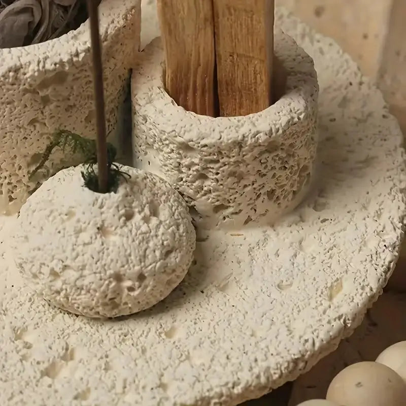 Zoom sur le détails de la matière du Porte-Encens 3-en-1 texturé