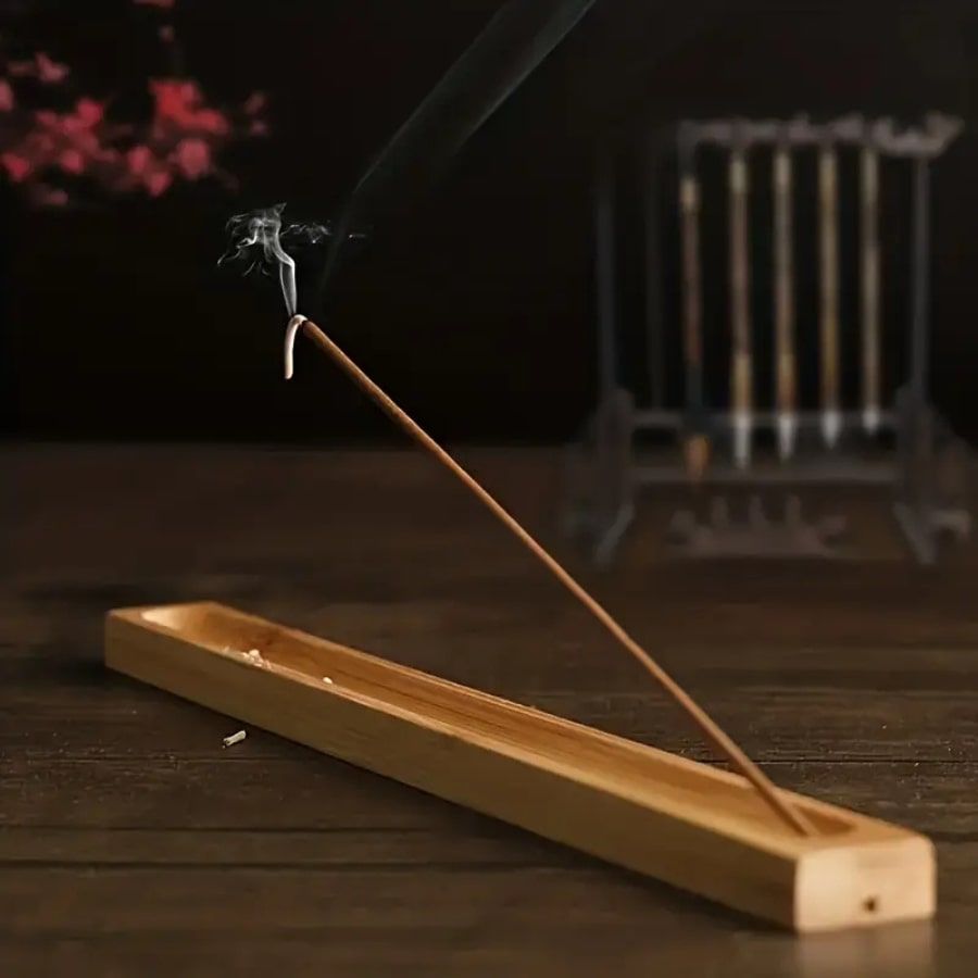Un porte encens en bambou avec un encens en combustion