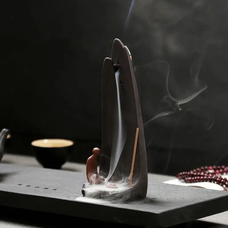 Un Porte-Encens pour cônes à reflux et bâtonnets en céramique en usage