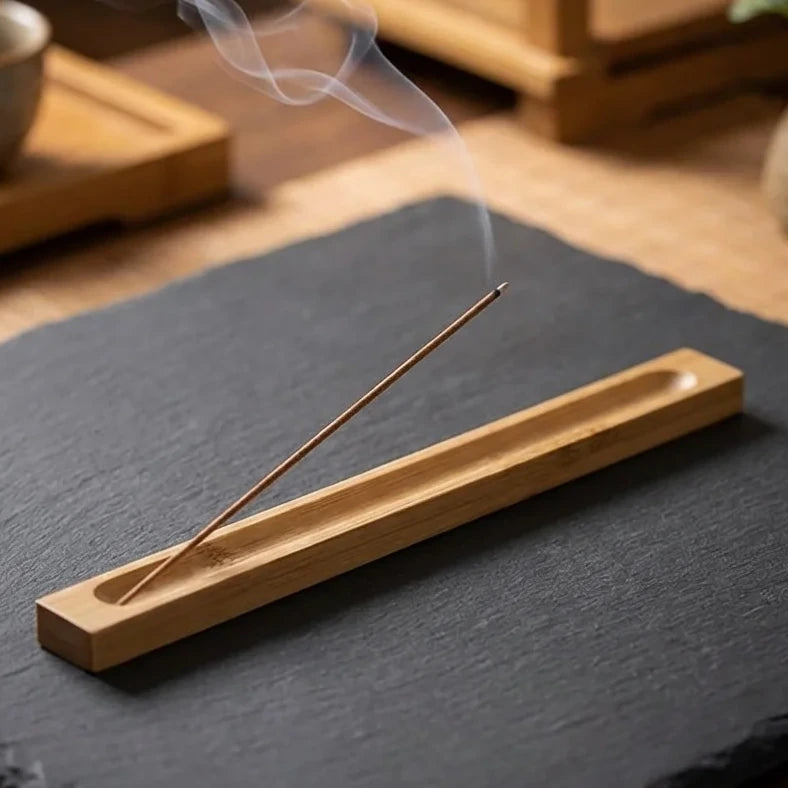 Porte-encens en bambou naturel 23cm avec gouttière à cendre sur fond ardoise
