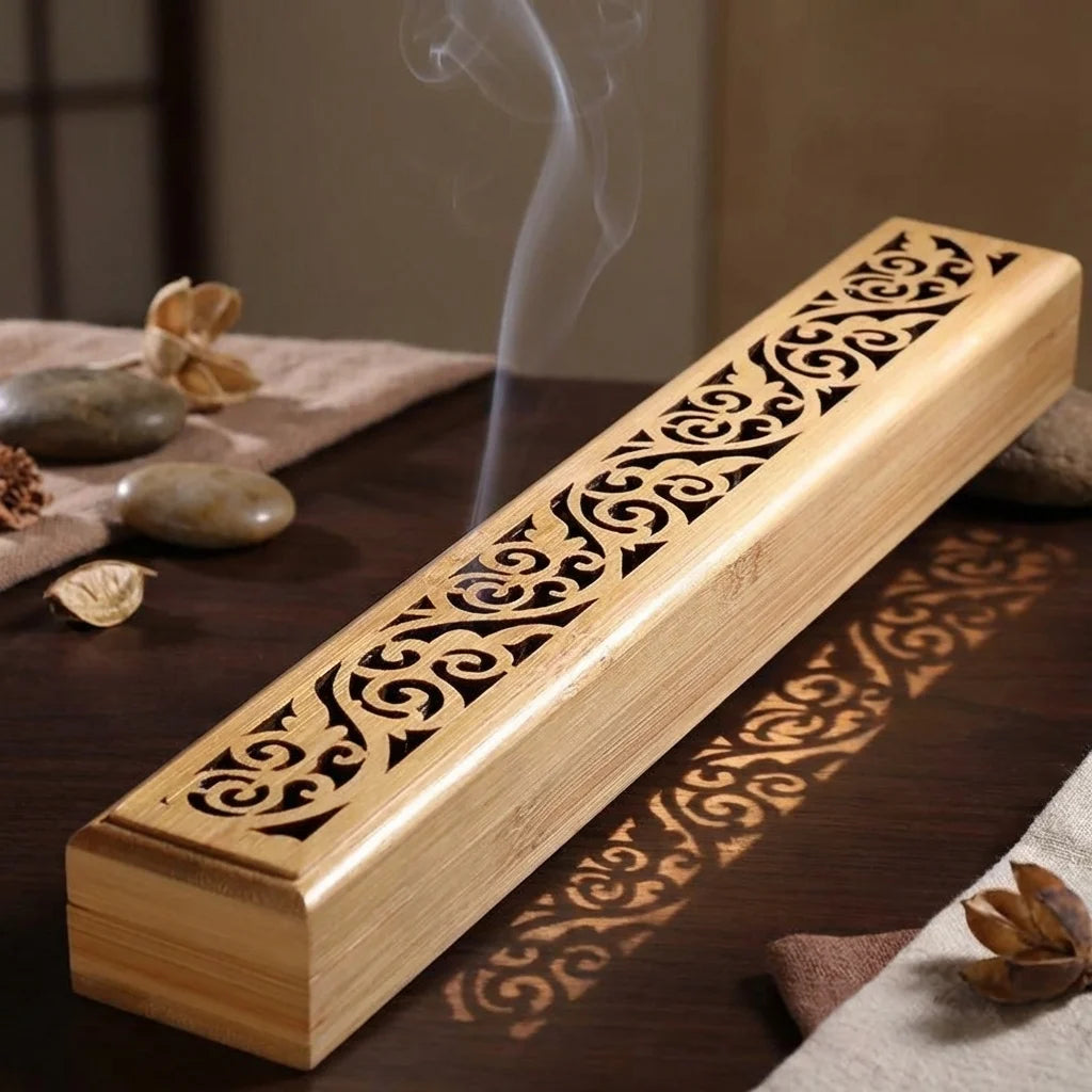 Porte-encens en bois sculpté grand modèle avec motifs arabesques ornementaux et fumée