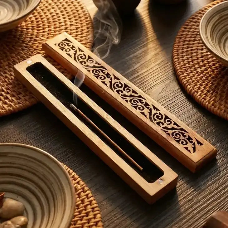 Porte-encens en bois sculpté petit modèle avec motifs ajourés sur surface zen