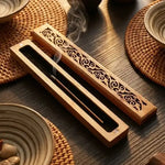 Porte-encens en bois sculpté petit modèle avec motifs ajourés sur surface zen