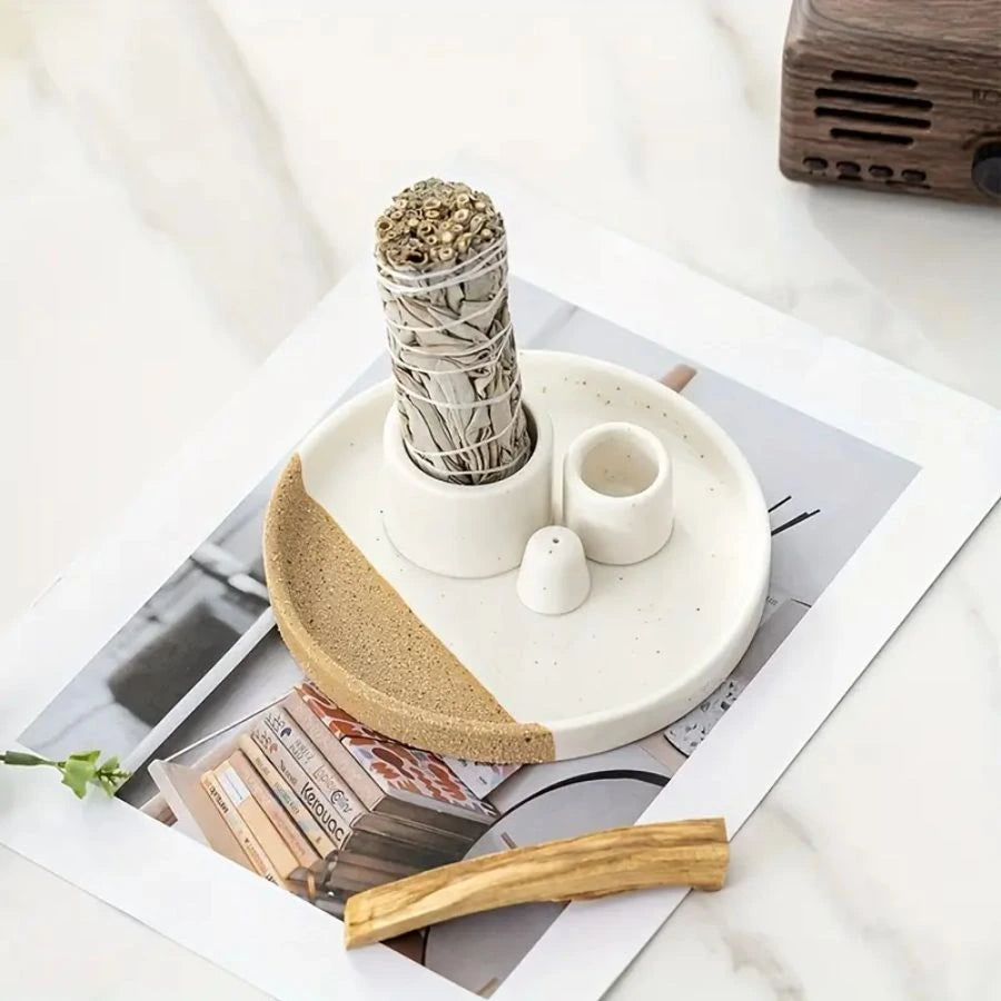 Un porte encens 3 en 1 avec une sauge un bâton de palo santo et un encens  posé sur un magazine