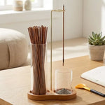 Porte encens suspendu bois et verre 2 en 1 sur bureau zen avec plantes et coussin méditation