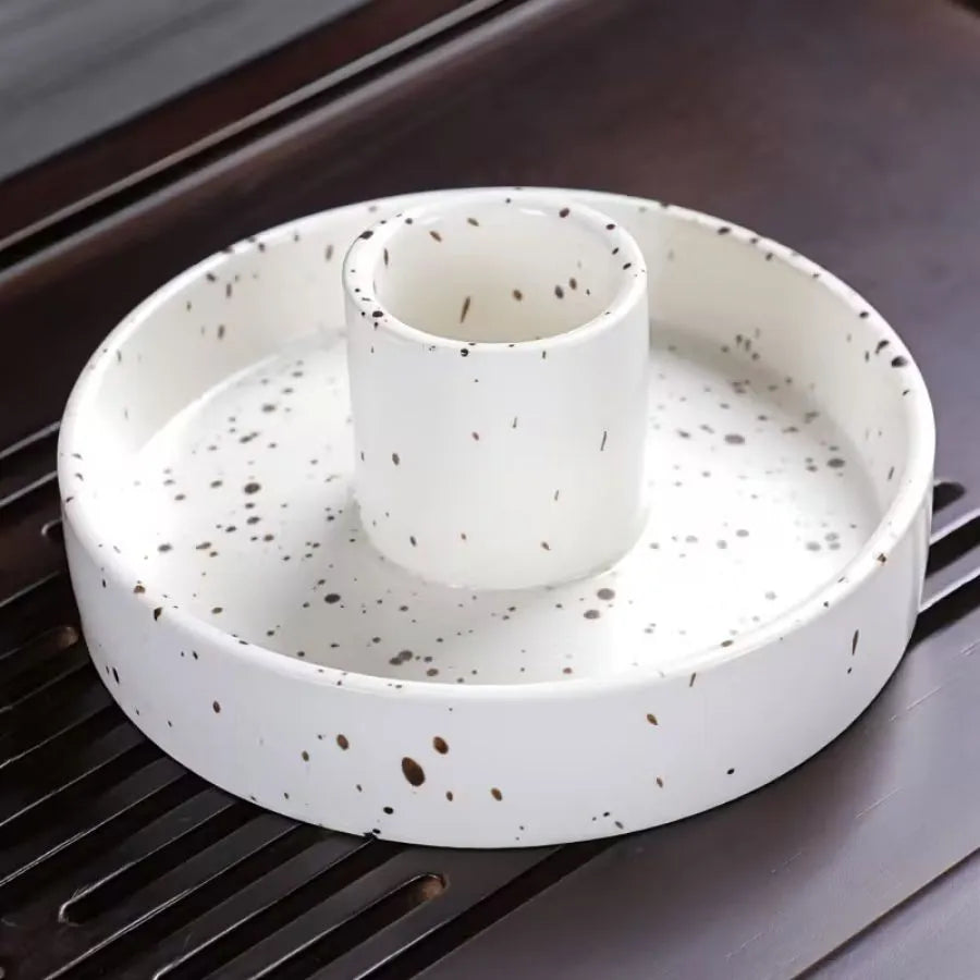 Un porte palo santo posé sur un égouttoir