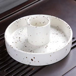 Un porte palo santo posé sur un égouttoir