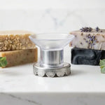 Porte savon aimanté Angie Be Green blanc sur comptoir minimaliste avec savons naturels