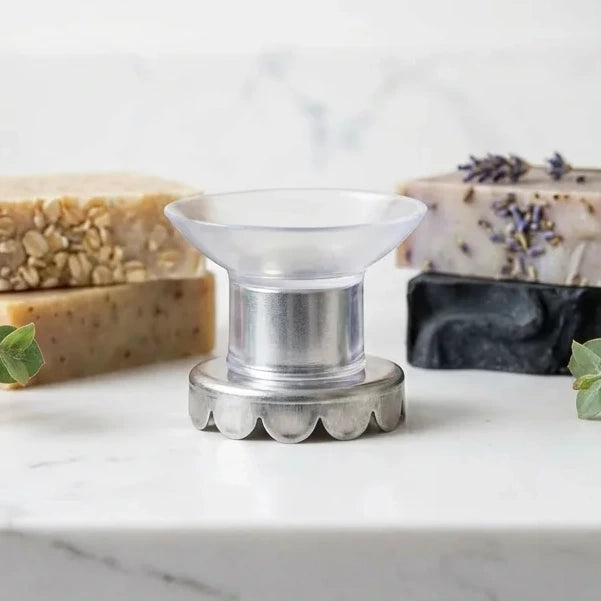 Porte savon aimanté Angie Be Green blanc sur comptoir minimaliste avec savons naturels