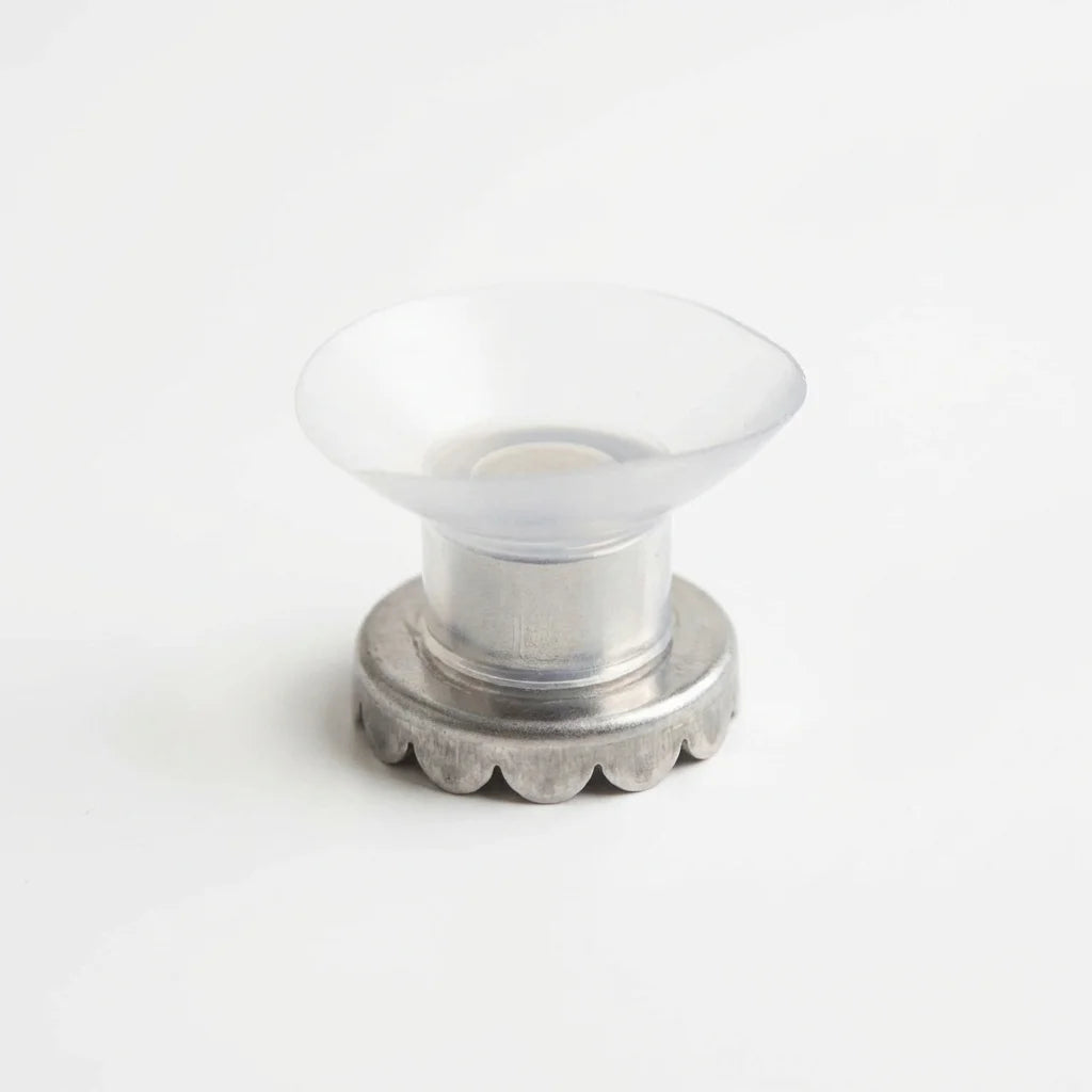 Porte savon aimanté blanc Angie Be Green avec ventouse sur fond blanc