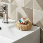 Porte savon biodégradable luffa brut Angie Be Green avec savon dans salle de bain moderne