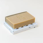 Un Porte-savon Terra de Savonnable avec un savon dessus