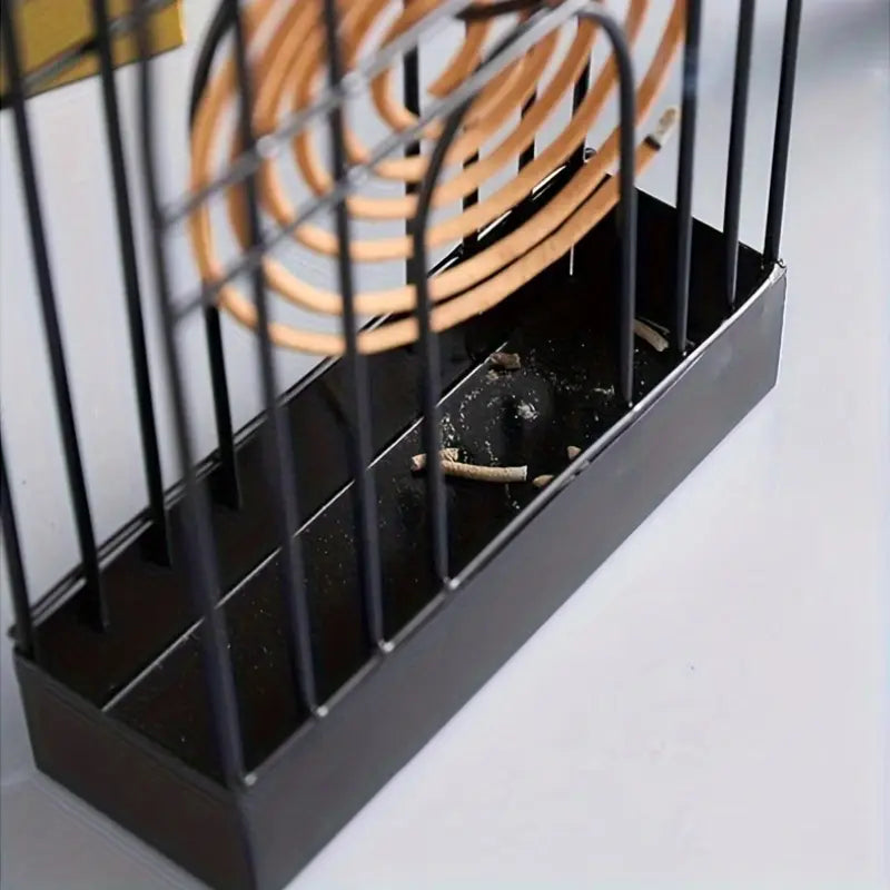 Zoom sur le collecteur de cendres du Porte encens en métal Noir pour Spirales et Bobines