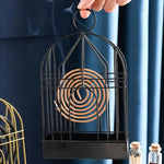 Un Porte encens en métal Noir pour Spirales et Bobines tenu en main