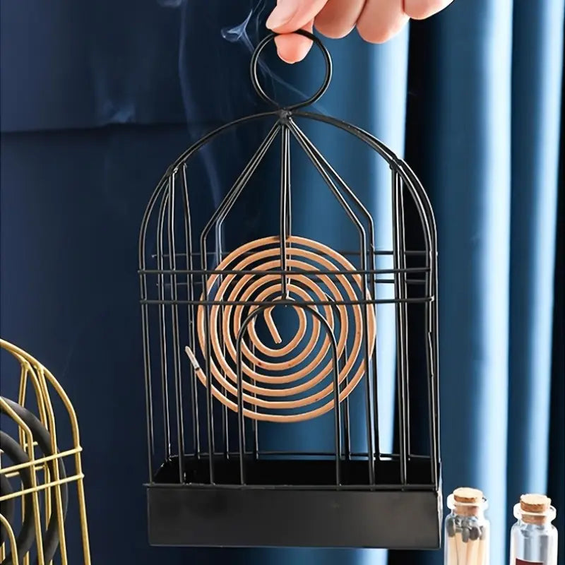 Un Porte encens en métal Noir pour Spirales et Bobines tenu en main