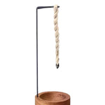 Un Porte-encens suspendu en bois avec une corde d'encens 