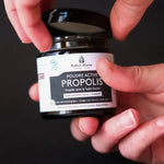 Un pot de 60 grammes de Poudre active de Propolis noire & Argile Verte Ballot-Flurin tenu en main