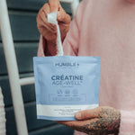 Une dosette versant de la Créatine Age-Well 300g en poudre monohydrate Humble+ dans son paquet