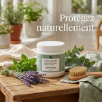 Poudre noire anti-puces et tiques Phytolab 350g sur surface bois avec herbes naturelles