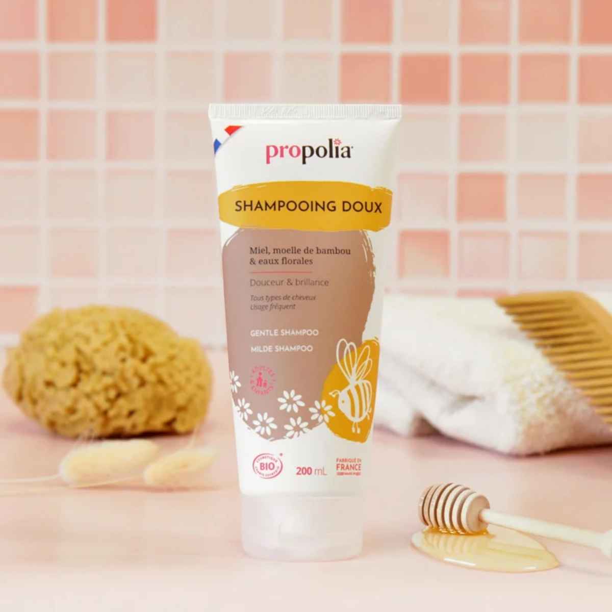 Un shampoing doux dans une salle de bain de la marque propolia