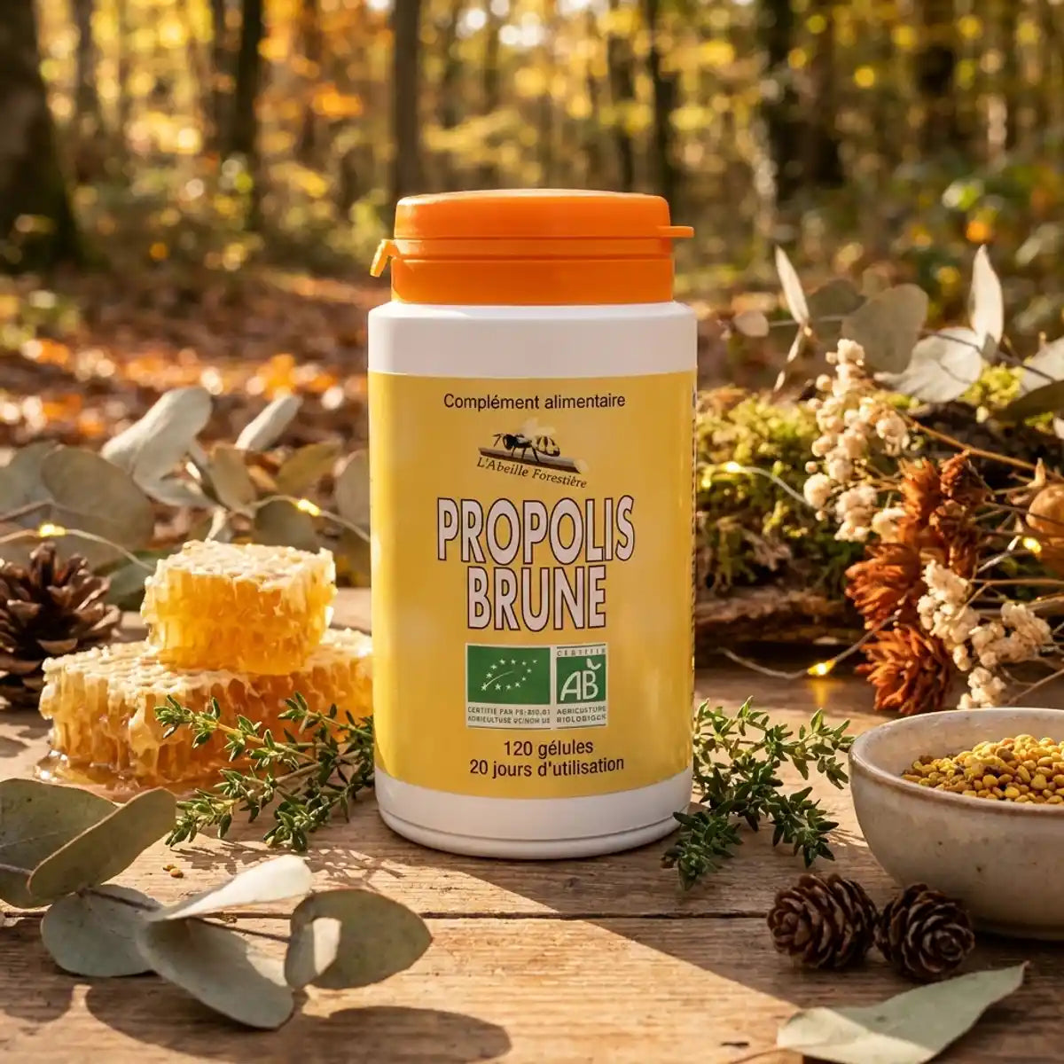 Propolis Brune bio 120 gélules Abeille Forestière sur surface bois avec miel et herbes