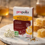 Propolis Pure à Mâcher Bio 10g Propolia avec rayon de miel et fleurs blanches sur marbre