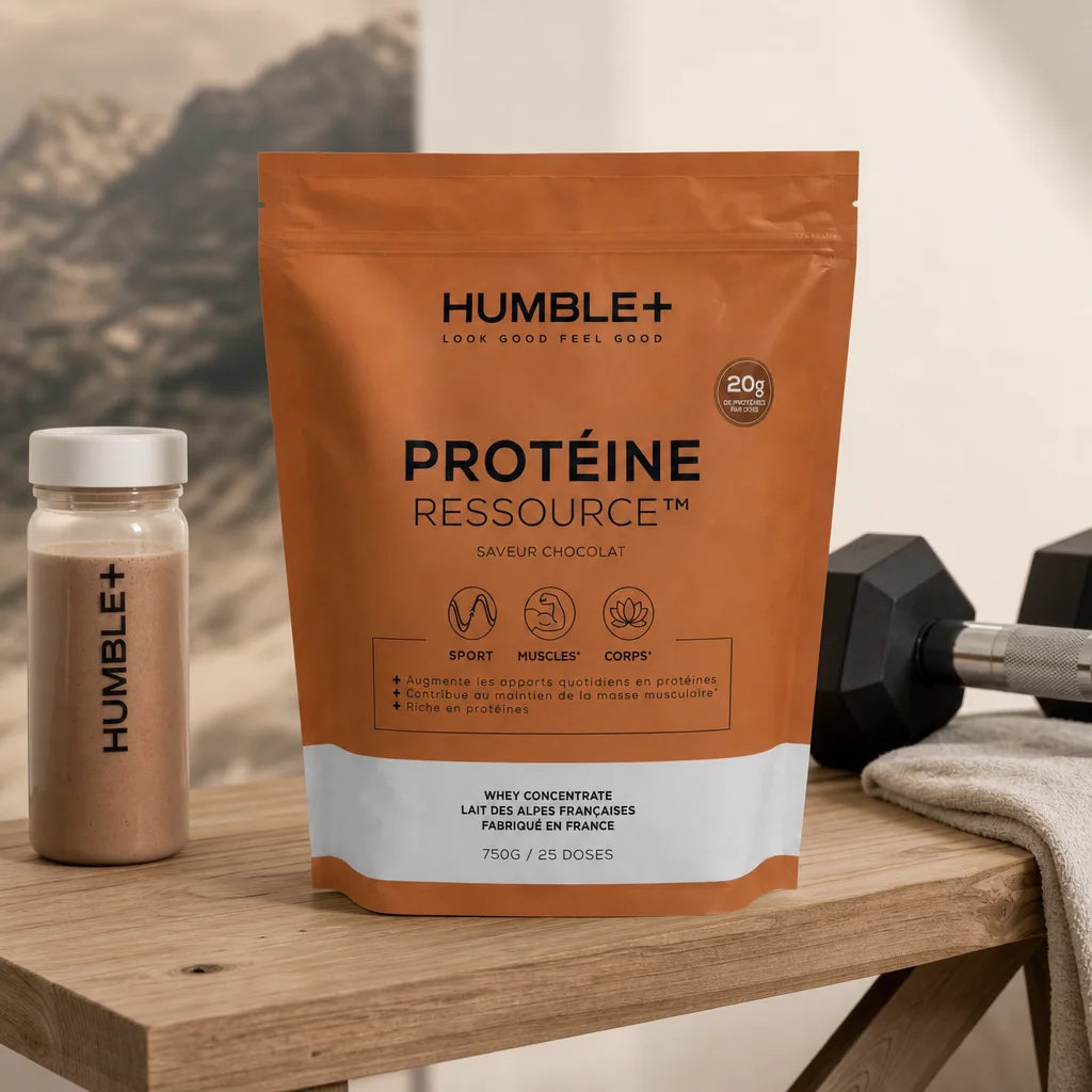 Humble+ Protéine Ressource chocolat sur banc d'entraînement avec haltères et shake protéiné
