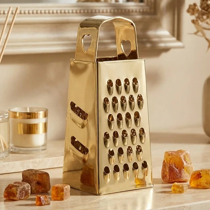 Râpe dorée ByBazz avec carrés d'ambre sur marbre blanc pour décoration intérieure luxe