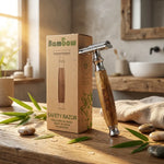 Rasoir de sécurité bambou Bambaw avec emballage recyclable sur bois naturel