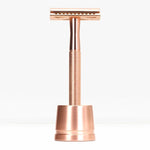 Un rasoir de sûreté avec socle rose gold de la marque Bambaw