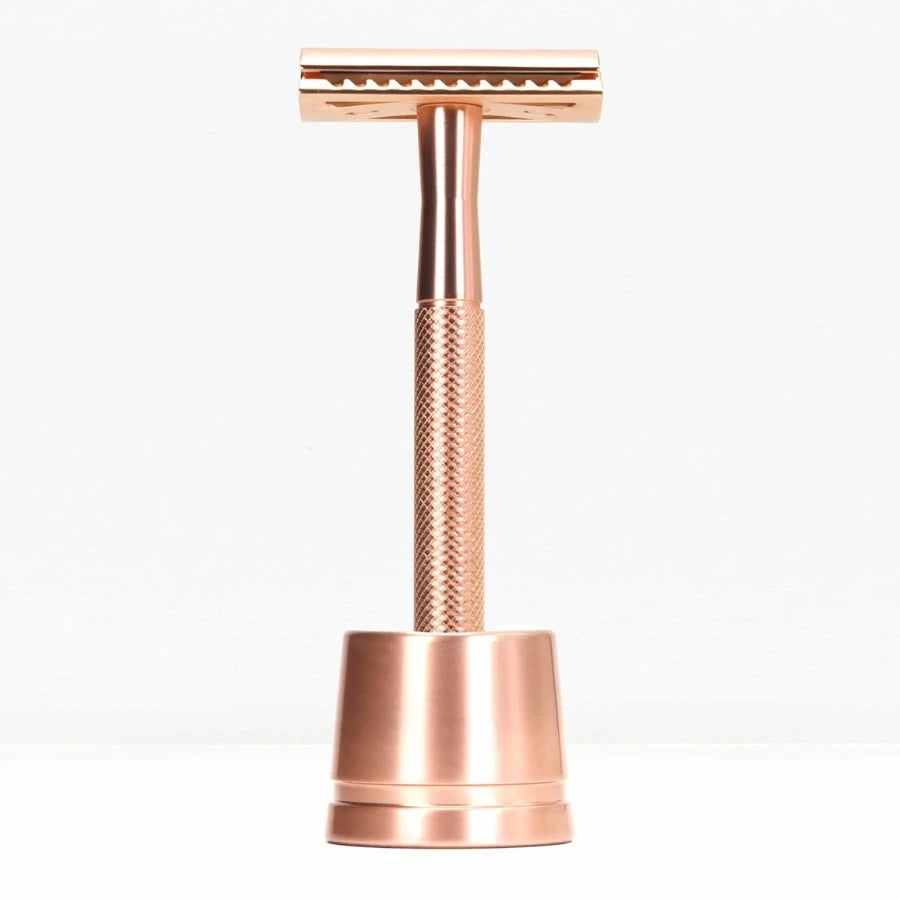 Un rasoir de sûreté avec socle rose gold de la marque Bambaw