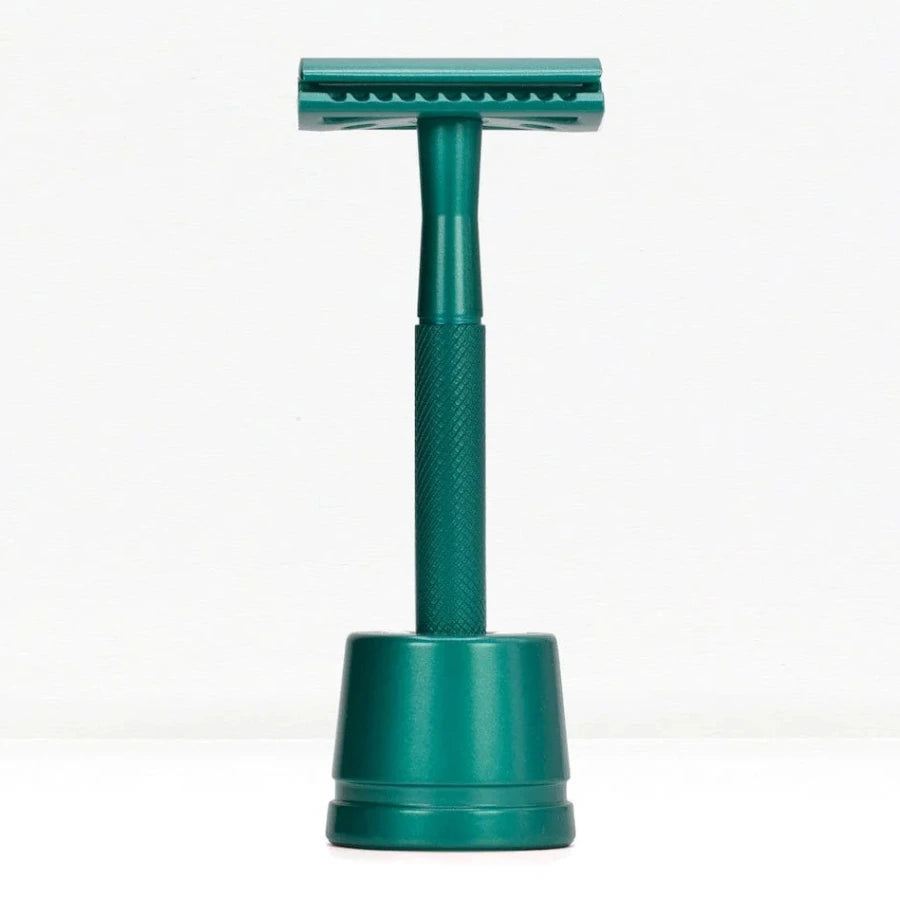 Un rasoir de sûreté avec socle vert émeraude de la marque Bambaw