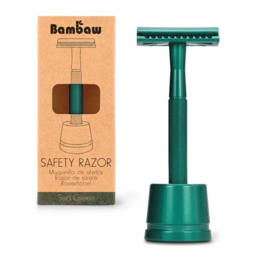 Un rasoir de sûreté avec socle vert émeraude avec son pack de la marque Bambaw