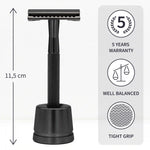 Un rasoir de sûreté en métal noir avec socle de la marque Bambaw