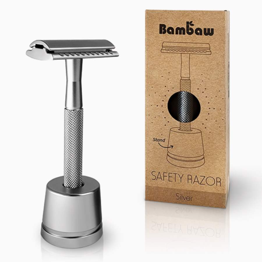 Un Rasoir de sûreté en métal avec socle, couleur argenté, de la marque Bambaw