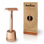 Un Rasoir de sûreté en métal avec socle, couleur Rose gold, de la marque Bambaw