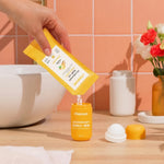 Recharge déodorant roll-on poudre vanille Pimpant sur surface bois avec accessoires minimalistes