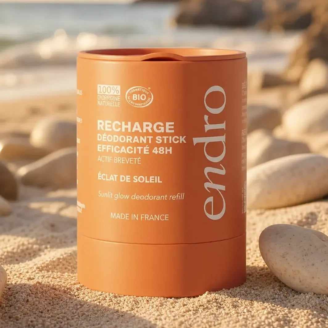 Recharge déodorant stick Éclat Soleil Endro sur sable avec galets en lumière dorée