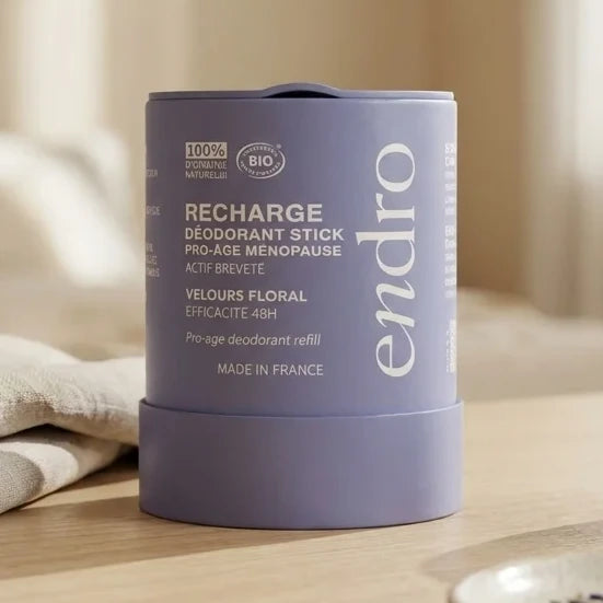Recharge déodorant stick Endro ménopause pro-âge, packaging violet discret sur fond neutre chaleureux