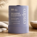 Recharge déodorant stick Pro-âge Ménopause Endro sur surface bois avec ambiance spa