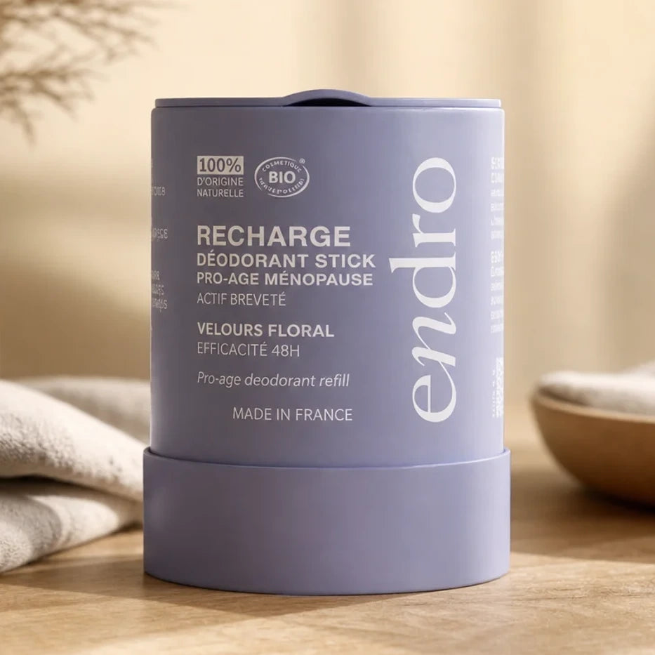 Recharge déodorant stick Pro-âge Ménopause Endro sur surface bois avec ambiance spa