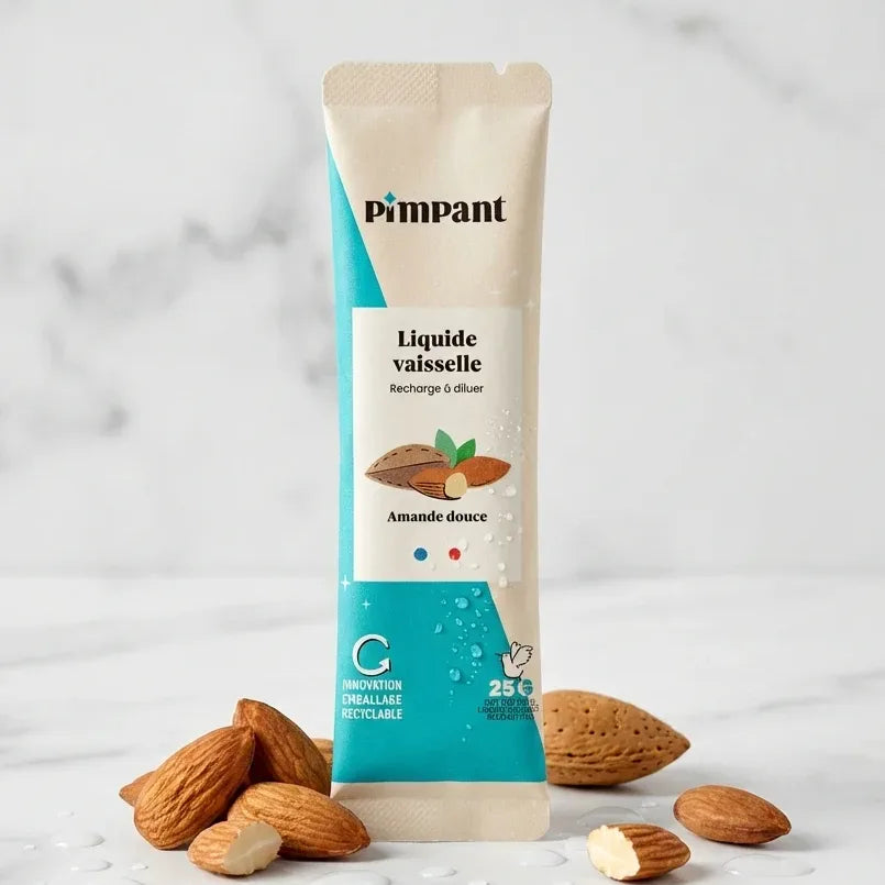 Recharge vaisselle amande Pimpant 25g avec amandes et gouttes d'eau sur marbre blanc