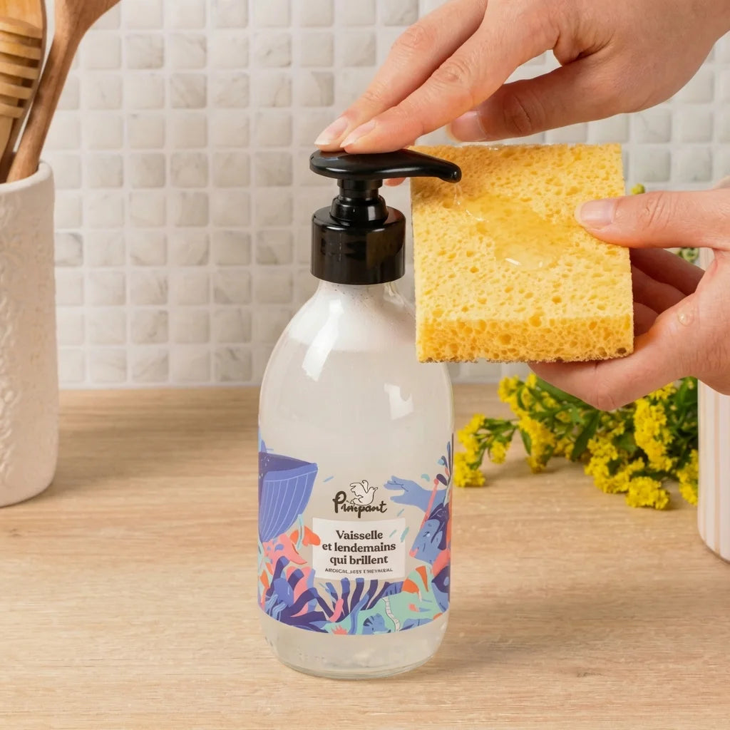 Recharge liquide vaisselle Pimpant amande 25g avec éponge jaune et fleurs sur surface bois